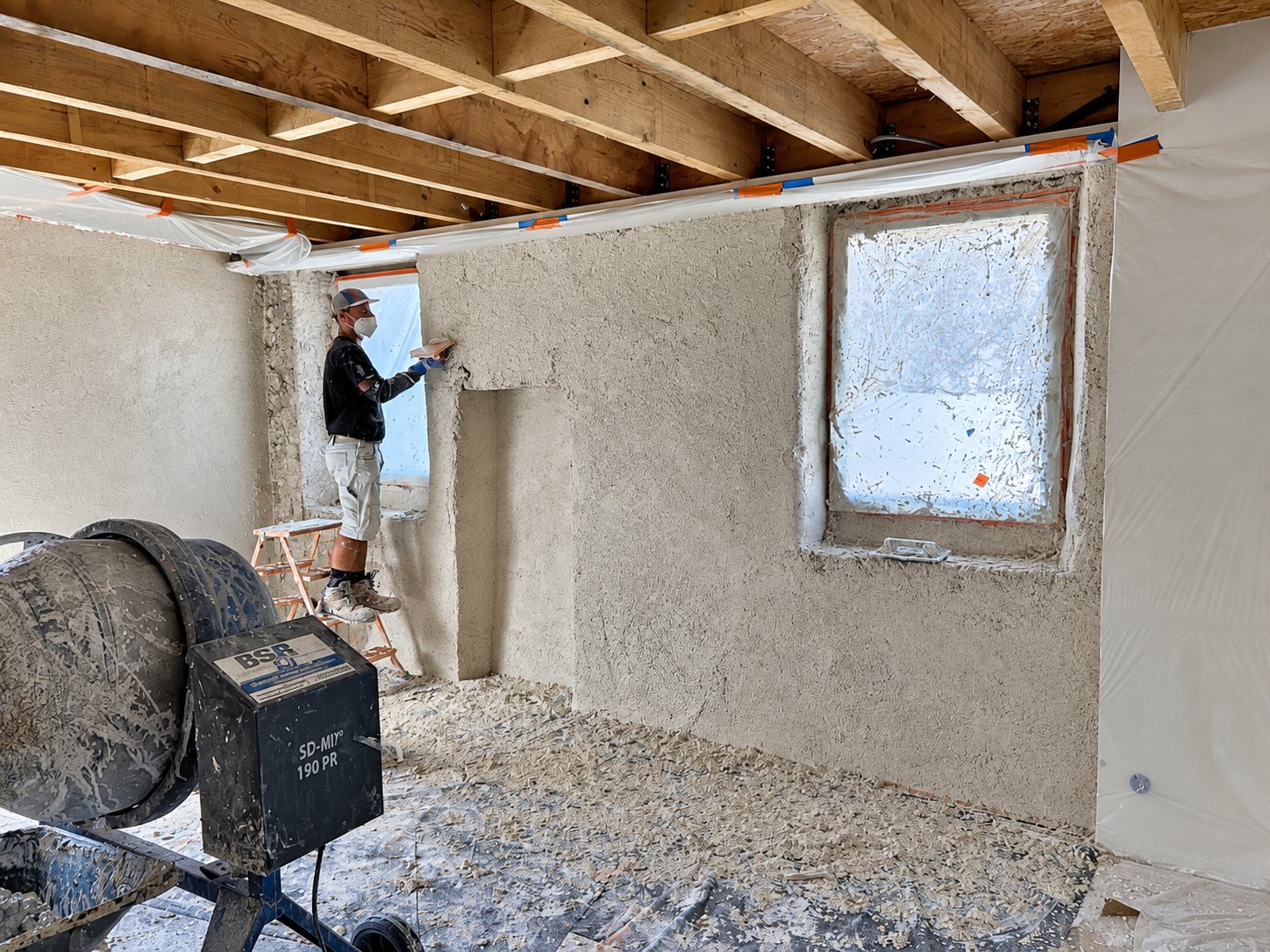 Application d’un enduit chaux-chanvre sur un mur intérieur à Auray.